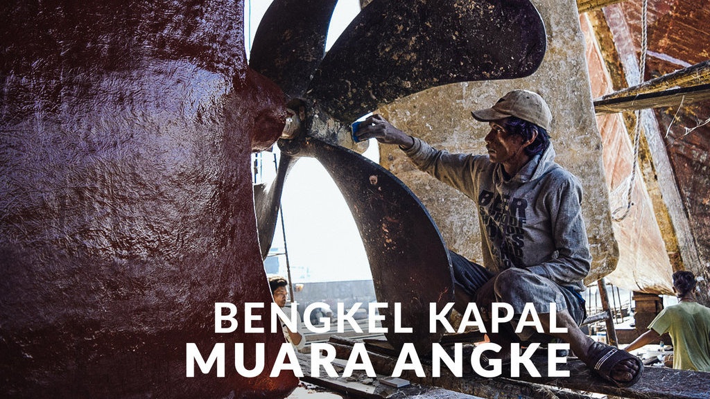 Melihat Aktivitas Pekerja Bengkel Kapal di Muara Angke Melihat Aktivitas Pekerja Bengkel Kapal di Muara Angke