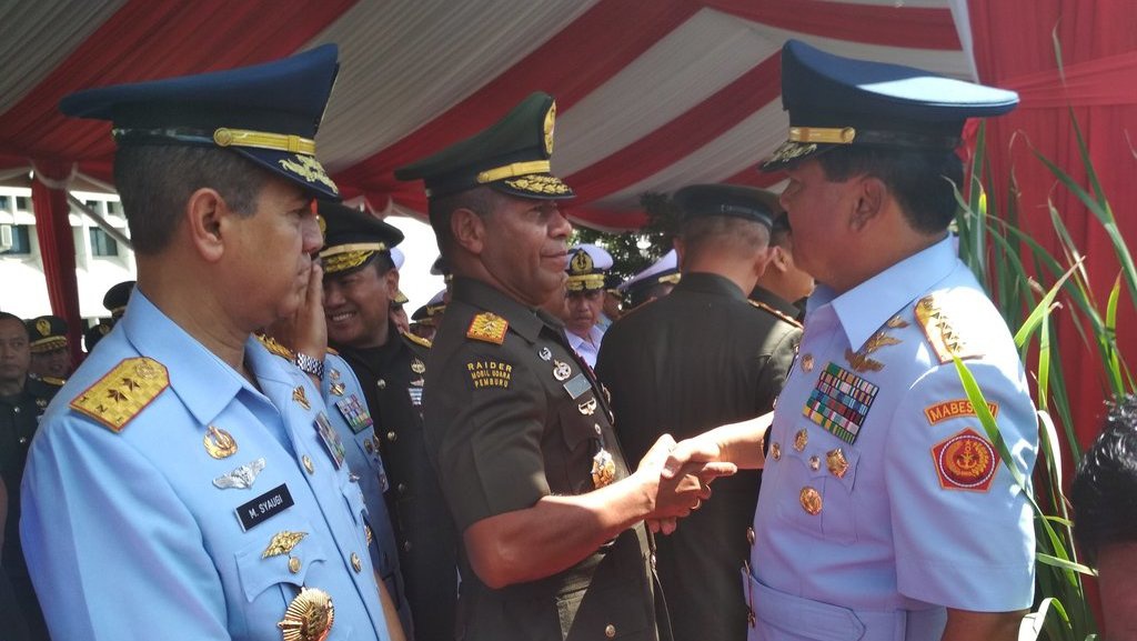 Menhan: Loyalitas (Panglima TNI Baru) Tegak Lurus Terus ke Presiden Menhan: Loyalitas (Panglima TNI Baru) Tegak Lurus Terus ke Presiden