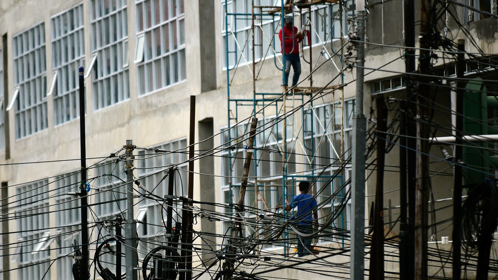 Kesemrawutan Kabel Listrik di Jakarta Membahayakan Warga Kesemrawutan Kabel Listrik di Jakarta Membahayakan Warga