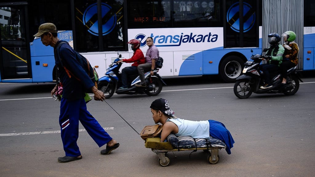 Deni Nurjaman, Penyandang Disabilitas, Menantang Kemacetan Jakarta Deni Nurjaman, Penyandang Disabilitas, Menantang Kemacetan Jakarta