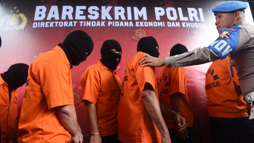 Polisi Tangkap Pembuat Arang Palsu yang Rugikan Produsen Rp20 M Polisi Tangkap Pembuat Arang Palsu yang Rugikan Produsen Rp20 M