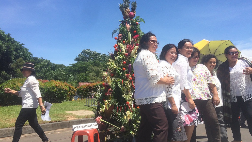 Mereka yang Merayakan Natal di Depan Istana Mereka yang Merayakan Natal di Depan Istana