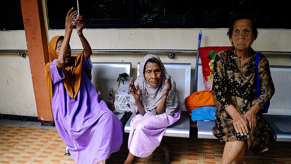 Menjadi Tua dan Sebatang Kara Menjadi Tua dan Sebatang Kara