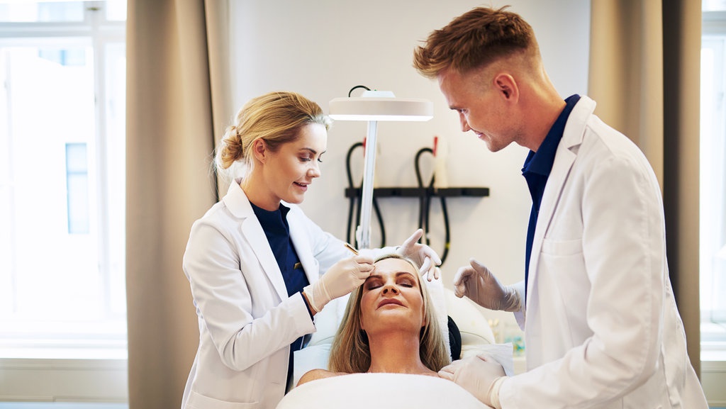 Mengenal Injeksi Hyaluronic Acid, Manfaat & Efek Samping pada Kulit