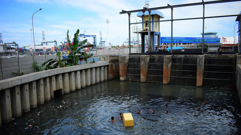 Bermain di Sungai Keruh Bermain di Sungai Keruh