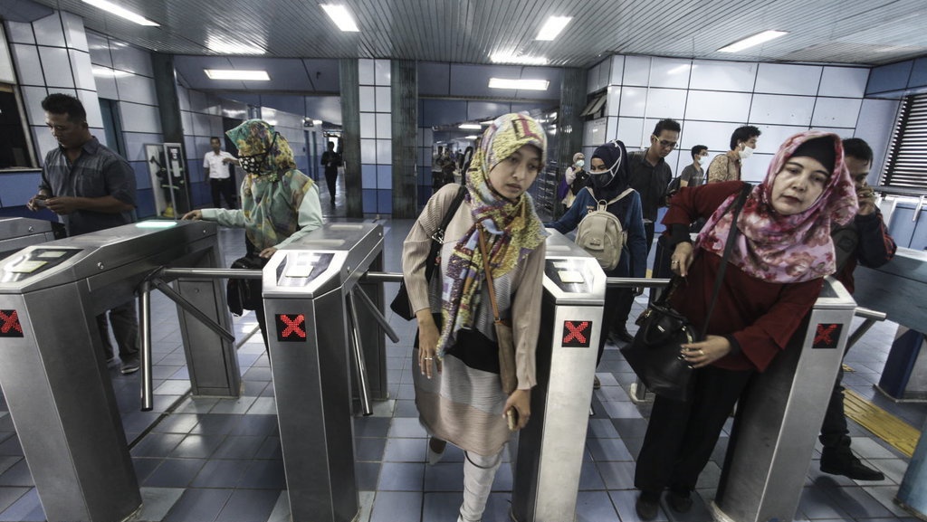 Masalah yang Ditemui Penumpang Saat Antrean Mengular di Stasiun KRL Masalah yang Ditemui Penumpang Saat Antrean Mengular di Stasiun KRL