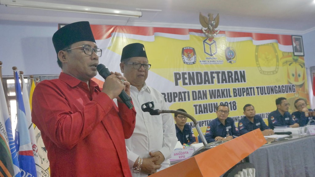 KPK Tahan Bupati Tulungagung Syahri Mulyo