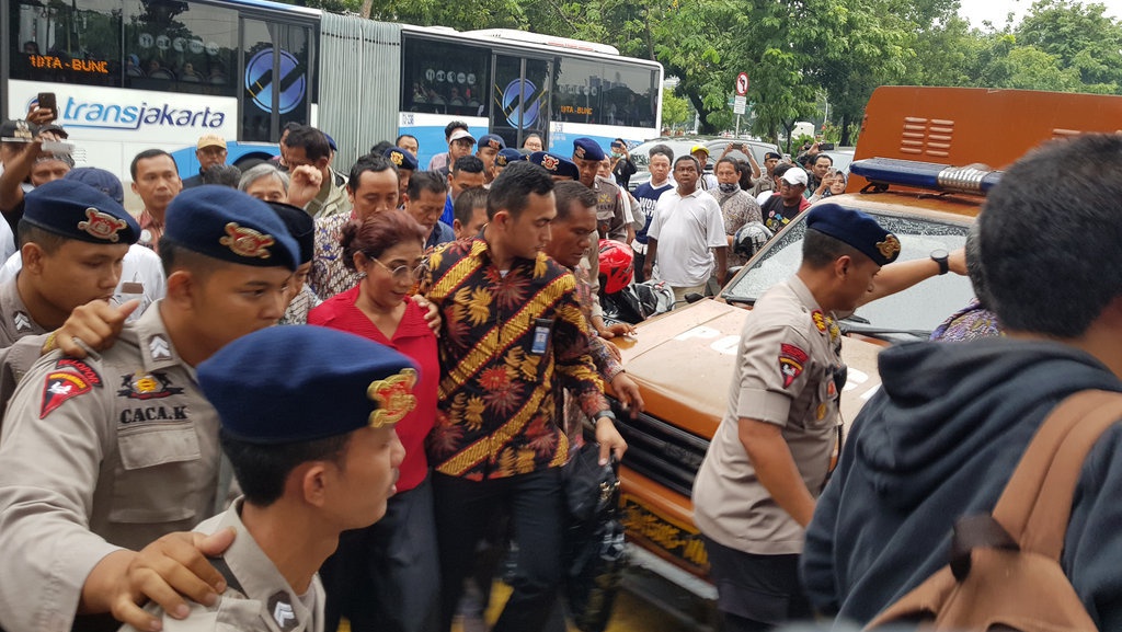 Susi Pudjiastuti Ditimpuk Demonstran Sebelum Umumkan Nasib Cantrang Susi Pudjiastuti Ditimpuk Demonstran Sebelum Umumkan Nasib Cantrang