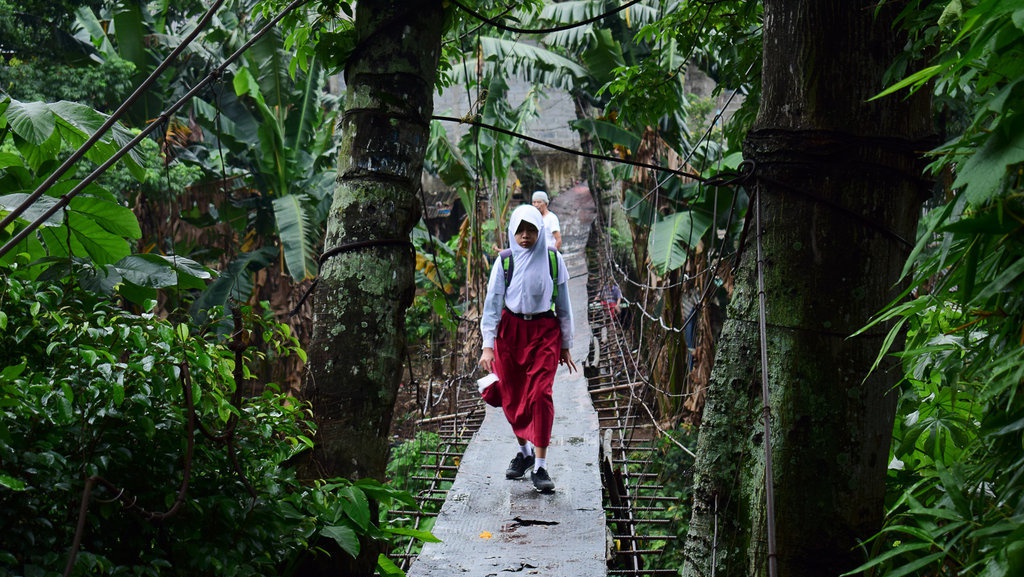 Jembatan Gantung Jagakarsa Miring Jembatan Gantung Jagakarsa Miring