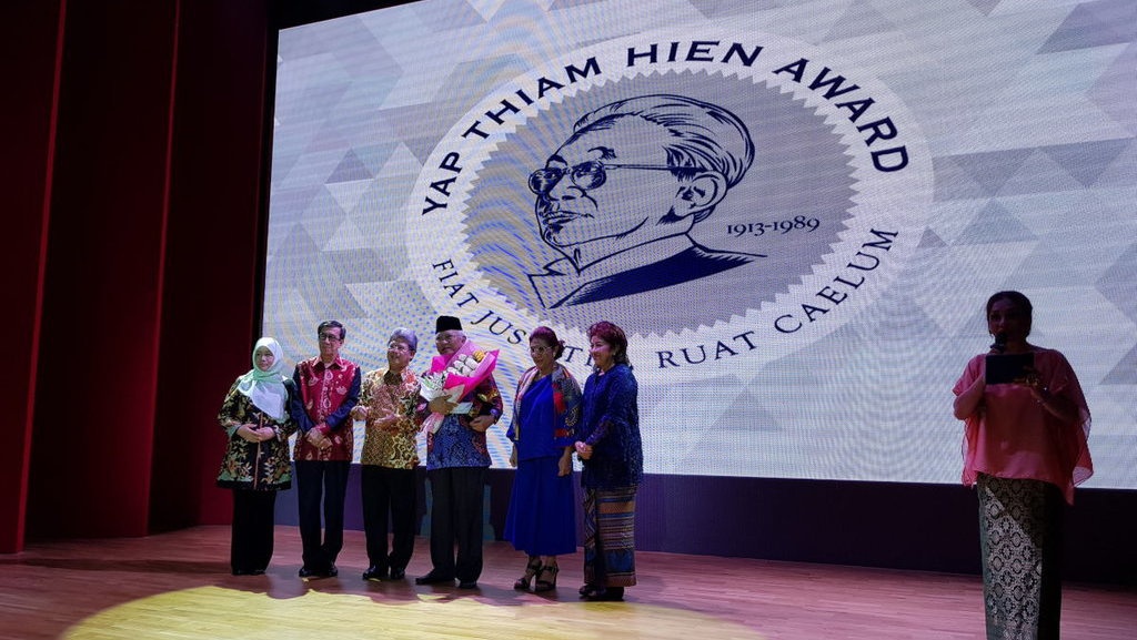 Gus Mus Terima Yap Thiam Hien Award 2017 Sebab Dukung Toleransi Gus Mus Terima Yap Thiam Hien Award 2017 Sebab Dukung Toleransi