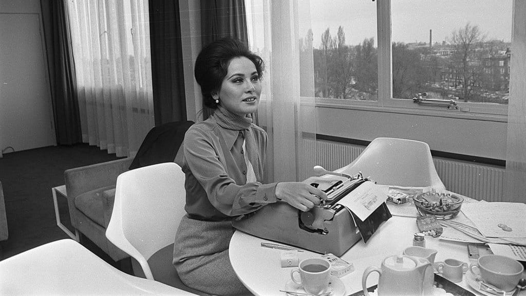 Sejarah Kisah-Kasih Ratna Sari Dewi Soekarno & Bung Karno Sejarah Kisah-Kasih Ratna Sari Dewi Soekarno & Bung Karno