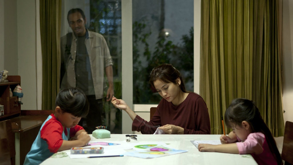 Daur Ulang Klise Perempuan Pekerja dalam Bunda: Kisah Cinta 2 Kodi Daur Ulang Klise Perempuan Pekerja dalam Bunda: Kisah Cinta 2 Kodi