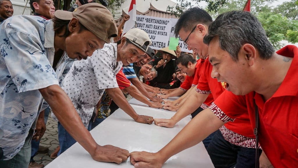 Pemuda Muslim Turut Amankan Prosesi Ibadah Jumat Agung Umat Katolik Pemuda Muslim Turut Amankan Prosesi Ibadah Jumat Agung Umat Katolik