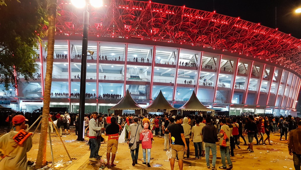 Gas Air Mata Meletus di GBK Saat Final Piala Presiden Gas Air Mata Meletus di GBK Saat Final Piala Presiden