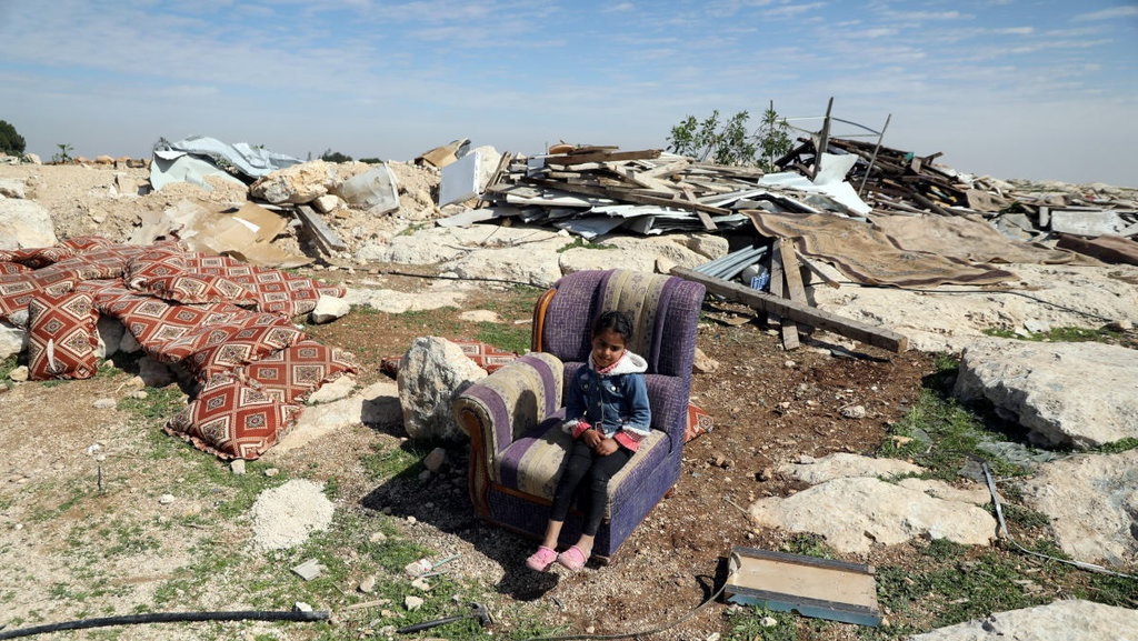 Keluarga Palestina di Antara Tembok Israel dan Permukiman Yahudi