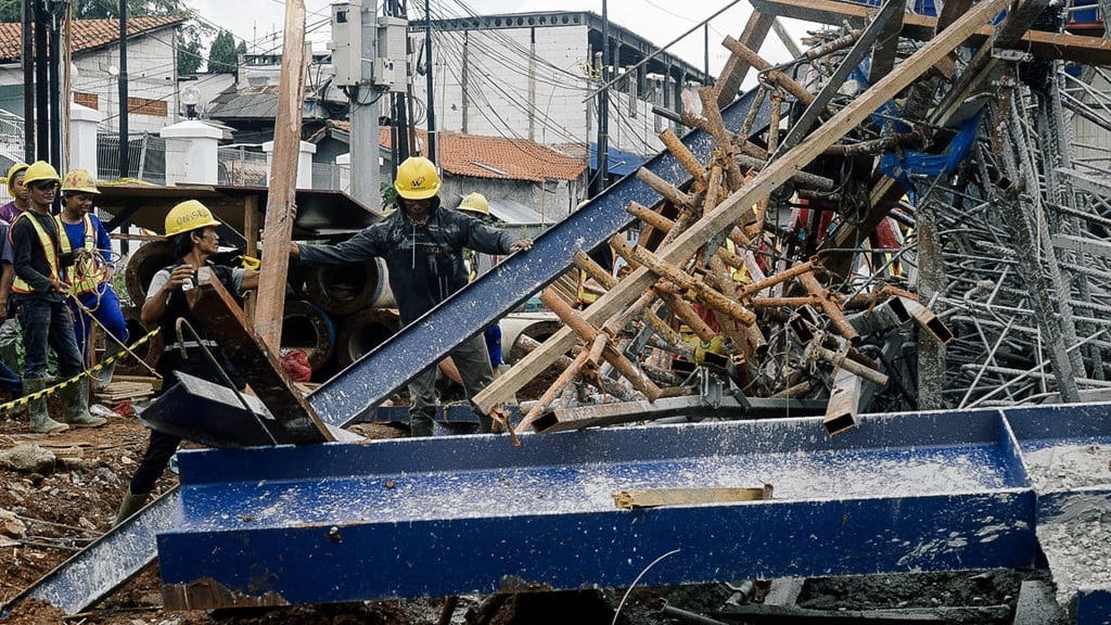 Di Balik Insiden Tol Becakayu: Kecelakaan di Luar Jam Kerja Normal