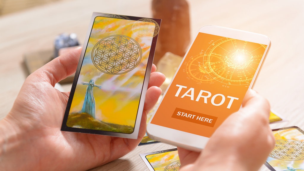Tarot Online Menjamur, Tapi Mengapa Orang Suka Diramal?