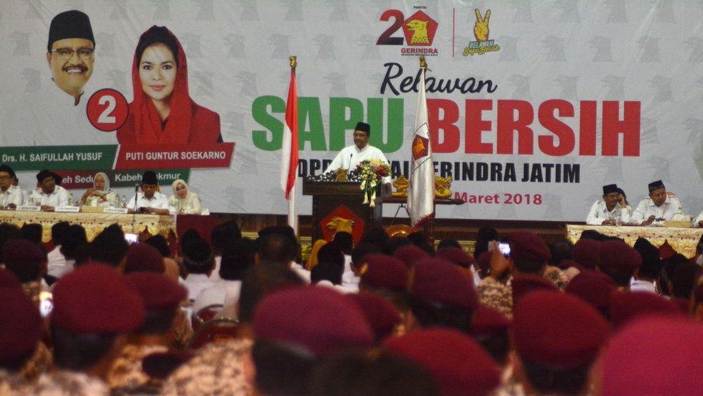 Survei Charta Politika: Gus Ipul-Puti Ungguli Khofifah-Emil Survei Charta Politika: Gus Ipul-Puti Ungguli Khofifah-Emil