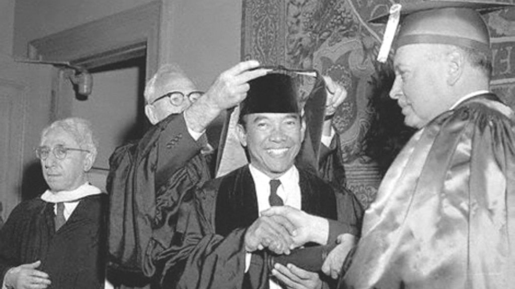 Puluhan Doktor Honoris Causa untuk Sukarno Puluhan Doktor Honoris Causa untuk Sukarno