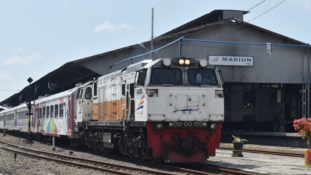 Kereta Api Jogja-Surabaya Dilempari Batu, 2 Penumpang Terluka