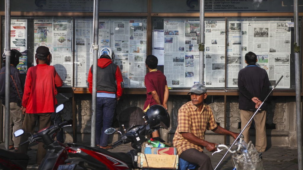 Terseok Arus Zaman, Riwayat Merdeka Tuntas di Awal Milenium Baru Terseok Arus Zaman, Riwayat Merdeka Tuntas di Awal Milenium Baru