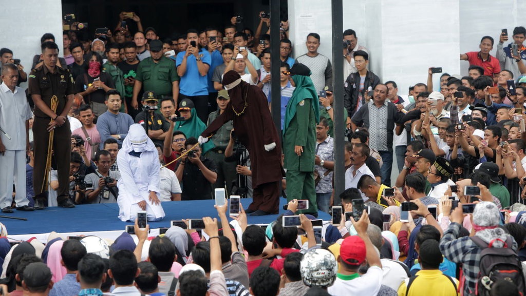 Di Balik Membludaknya Penonton Hukuman Cambuk