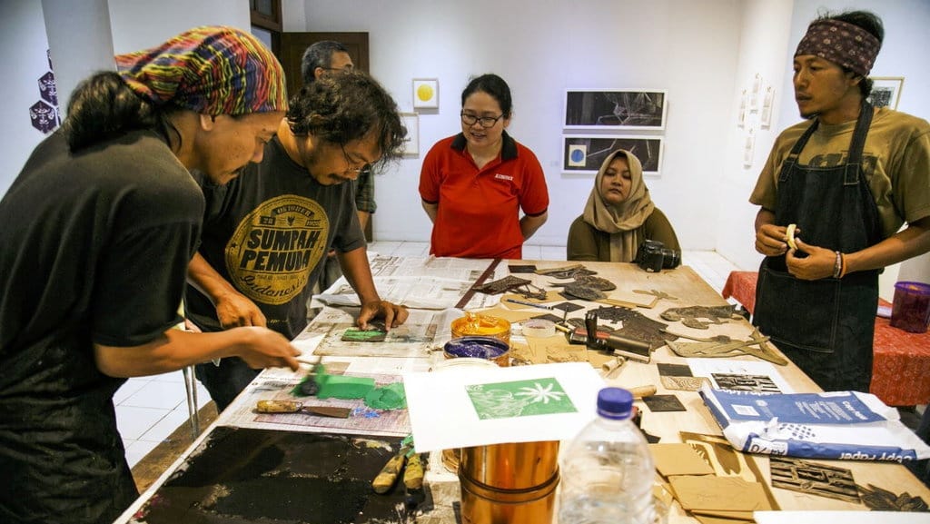 Pengertian Cetak Saring, Cara Kerja, Teknik, dan Contohnya Pengertian Cetak Saring, Cara Kerja, Teknik, dan Contohnya