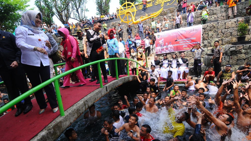 Apa Itu Padusan dalam Tradisi Jawa, Niat, Tata Cara & Lokasinya Apa Itu Padusan dalam Tradisi Jawa, Niat, Tata Cara & Lokasinya