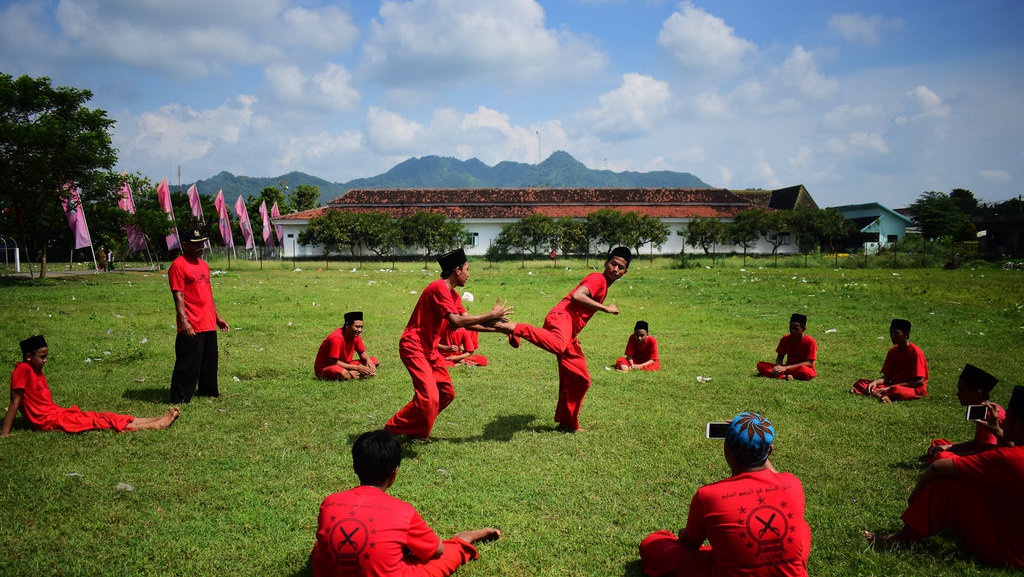 Di Atas Lawan, Di Bawah Kawan Di Atas Lawan, Di Bawah Kawan