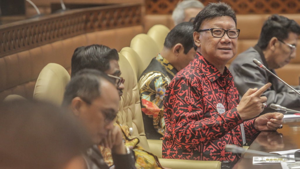 Menteri Tjahjo Siap Hadapi DPR Soal Hak Angket Pengangkatan Iriawan Menteri Tjahjo Siap Hadapi DPR Soal Hak Angket Pengangkatan Iriawan