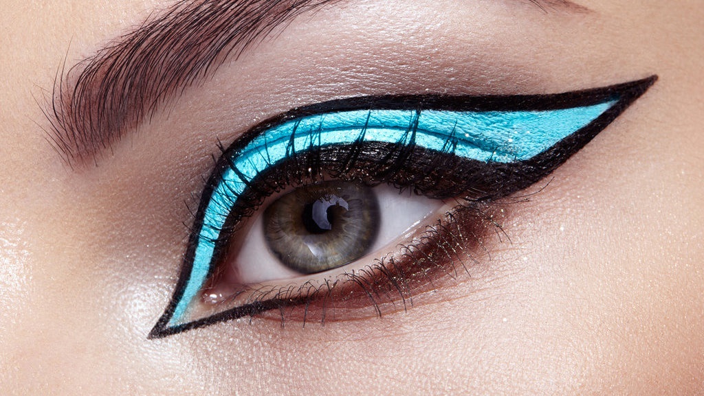 Berbagai Bentuk Eyeliner untuk Merias Diri di Hari Raya Berbagai Bentuk Eyeliner untuk Merias Diri di Hari Raya