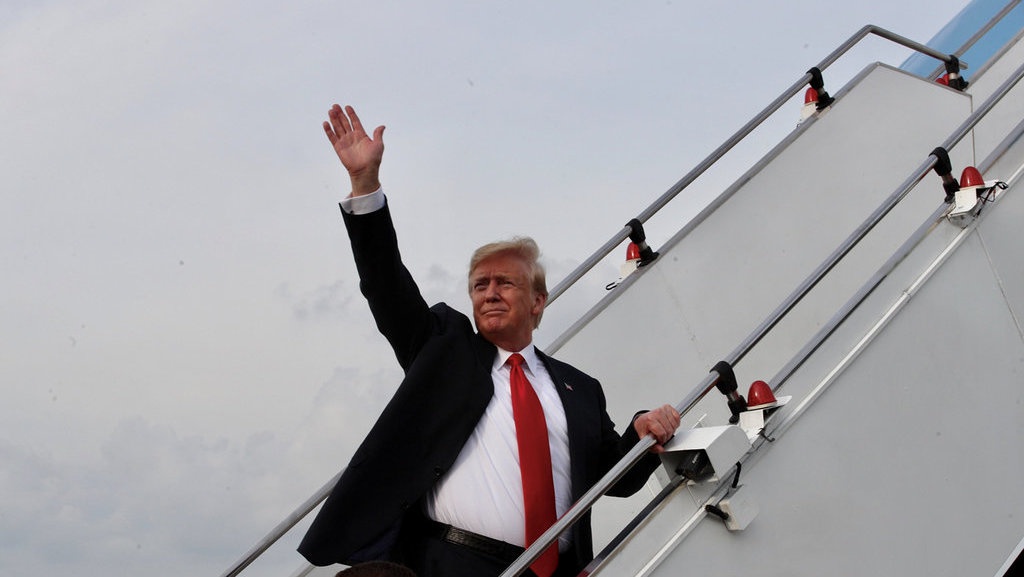 Donald Trump Terapkan Tarif Impor 25 Persen untuk Produk dari Cina 