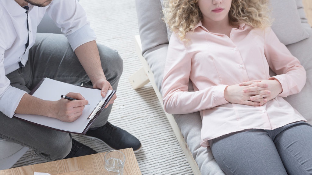 Perbedaan Hipnosis & Hipnoterapi untuk Obati Trauma Psikologis