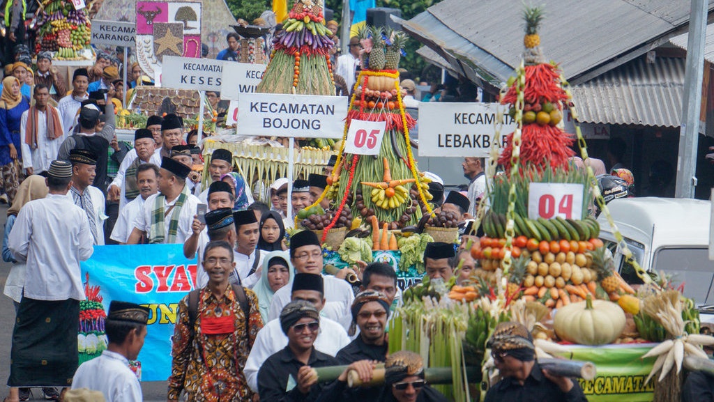 Tradisi Syawalan di Berbagai Daerah di Indonesia yang Unik Tradisi Syawalan di Berbagai Daerah di Indonesia yang Unik