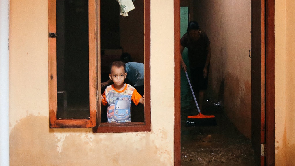 Banjir di Jakarta Timur dan Jakarta Selatan Akibat Ciliwung Meluap