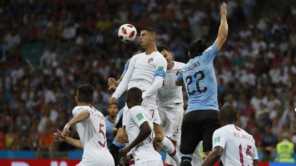 Teknik Menyundul Bola dan Cara Heading Sepak Bola yang Benar Teknik Menyundul Bola dan Cara Heading Sepak Bola yang Benar