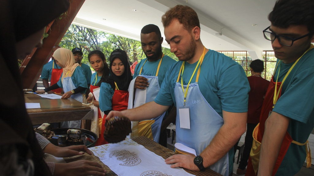 Mengapa Ada Orang Asing Disebut Ekspatriat & yang Lain Imigran? Mengapa Ada Orang Asing Disebut Ekspatriat & yang Lain Imigran?