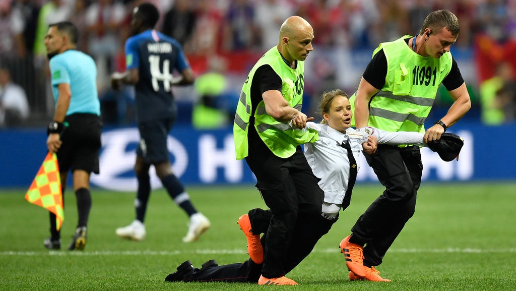 Aksi-Aksi Pussy Riot Lawan Rezim Putin Hingga di Final Piala Dunia Aksi-Aksi Pussy Riot Lawan Rezim Putin Hingga di Final Piala Dunia