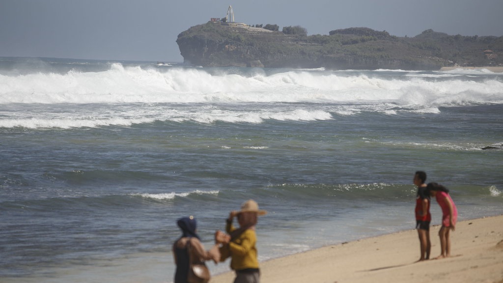 Gelombang Tinggi di Pantai Selatan Yogya Rusak Sejumlah Bangunan 