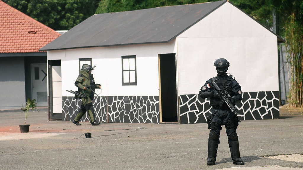 LSI Denny JA: Kepercayaan Publik ke Polri Turun Drastis Usai Pemilu LSI Denny JA: Kepercayaan Publik ke Polri Turun Drastis Usai Pemilu