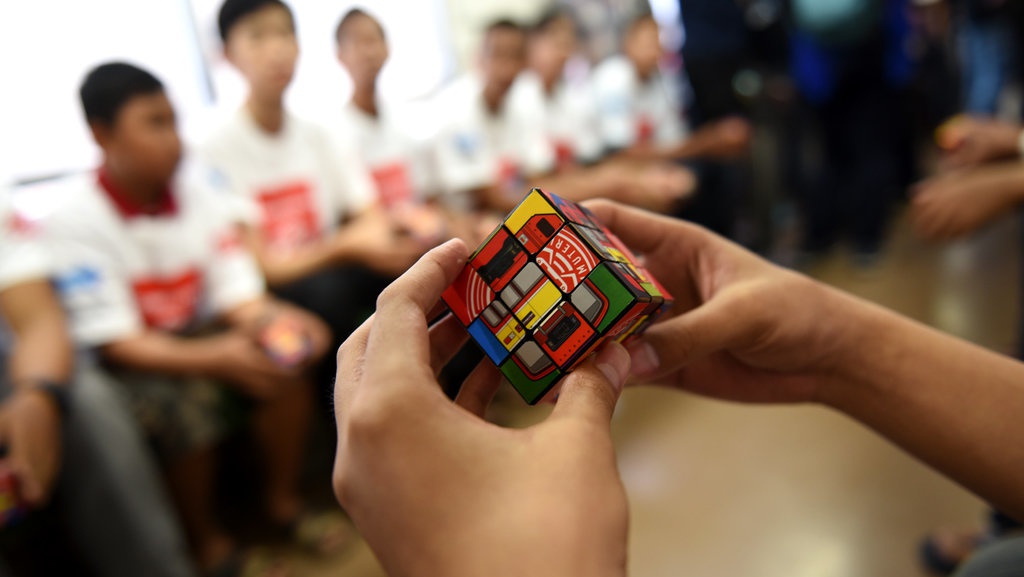 Lomba Rubik di Dalam KRL Lomba Rubik di Dalam KRL