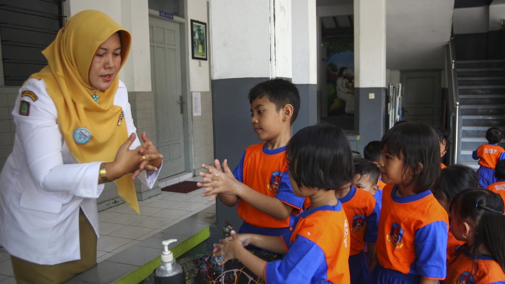 Kumpulan Pantun tentang Lingkungan Sekolah yang Lucu dan Kocak