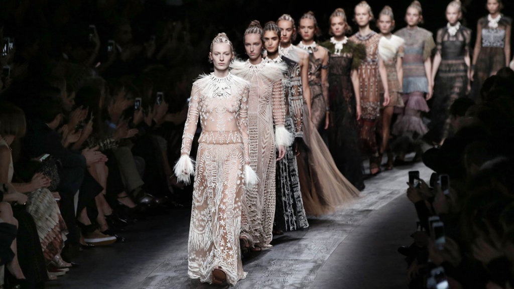Valentino, Label yang Memikat Sosialita dari Jackie O Hingga Maia