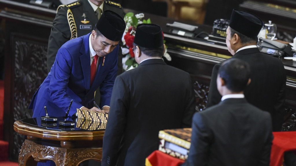 Indef Menduga Target Pajak 2019 Naik untuk Biayai Kebijakan Populis Indef Menduga Target Pajak 2019 Naik untuk Biayai Kebijakan Populis