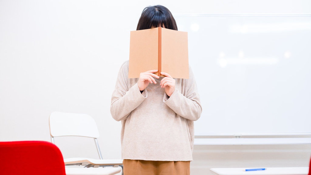 Ciri-Ciri Anak Berkepribadian Introvert: Penyebab & Cara Menghadapi Ciri-Ciri Anak Berkepribadian Introvert: Penyebab & Cara Menghadapi