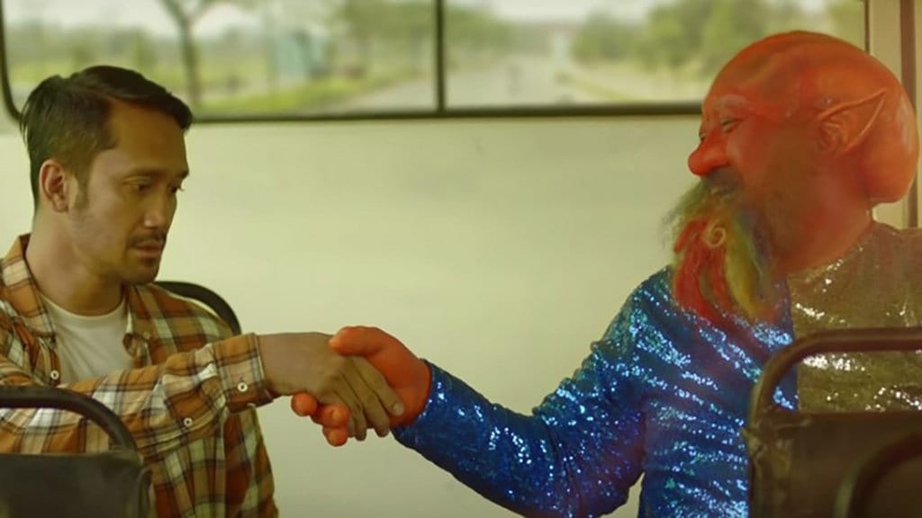 Gila Lu Ndro!: Dagelannya Garing, Satirenya Klise Gila Lu Ndro!: Dagelannya Garing, Satirenya Klise