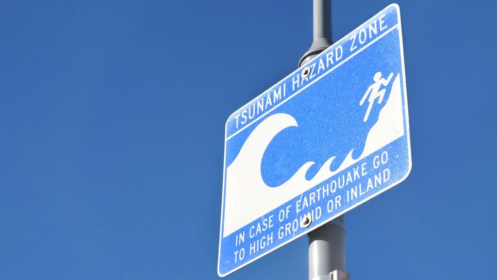 Panduan Lengkap Mitigasi Tsunami saat Wisata ke Pantai