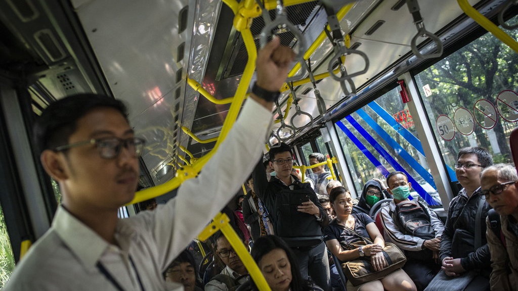 Penumpang Transjakarta Menumpuk, Anies Diminta Koordinasi BNPB