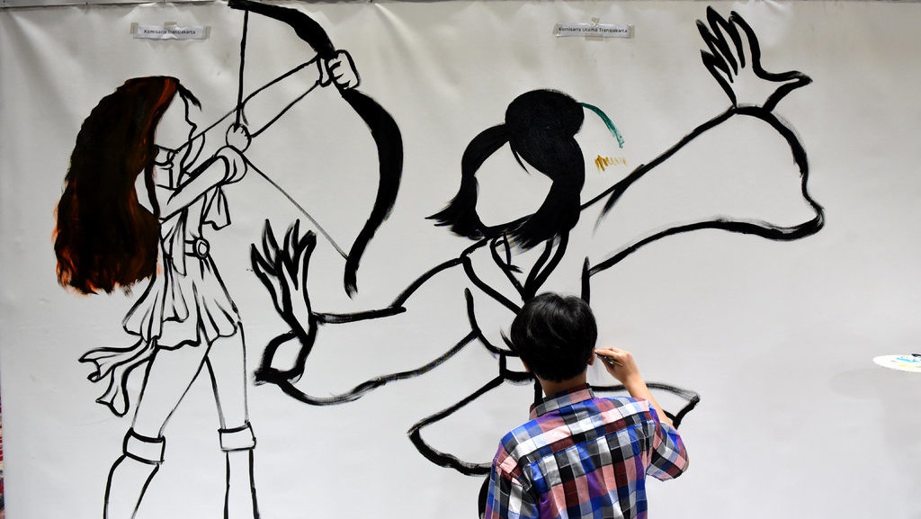 Penyandang Disabilitas Melukis Mural di Balai Kota