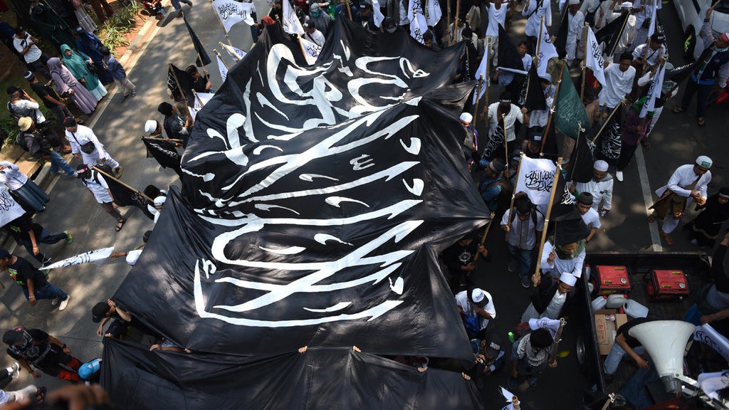 Di Bawah Bendera Hitam: HTI, Mimpi Khilafah, dan Utopia Anarkisme Di Bawah Bendera Hitam: HTI, Mimpi Khilafah, dan Utopia Anarkisme